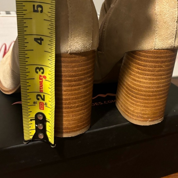 Womenn's Shoe Boots - Light Tan Suede - Size 8 - Picture 10 of 14